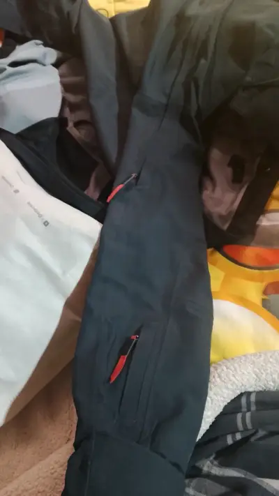 Chaqueta impermeable negra para montaña - miniatura 2
