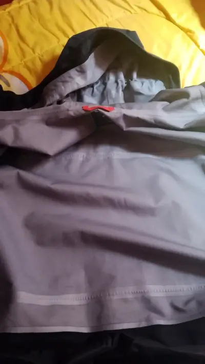 Chaqueta impermeable negra para montaña - miniatura 3