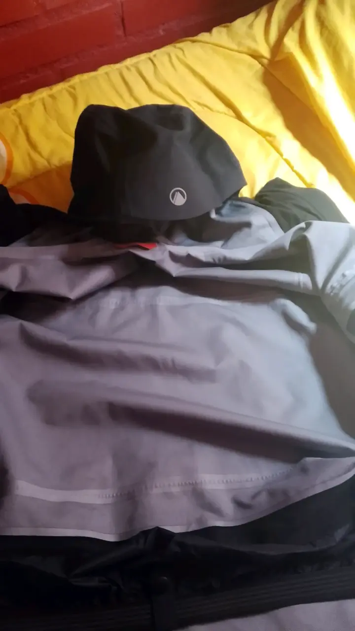 Chaqueta impermeable negra para montaña - 4