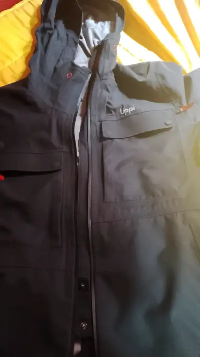 Chaqueta impermeable negra para montaña - miniatura 5