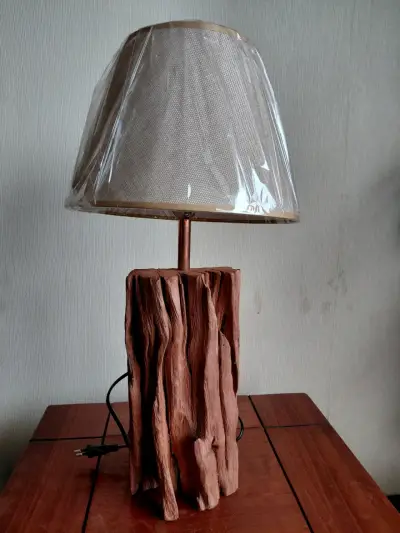 Lámpara de mesa rústica con base de madera - miniatura 1