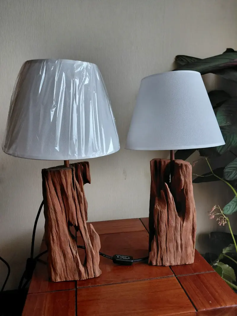 Lámpara de mesa rústica con base de madera - 2