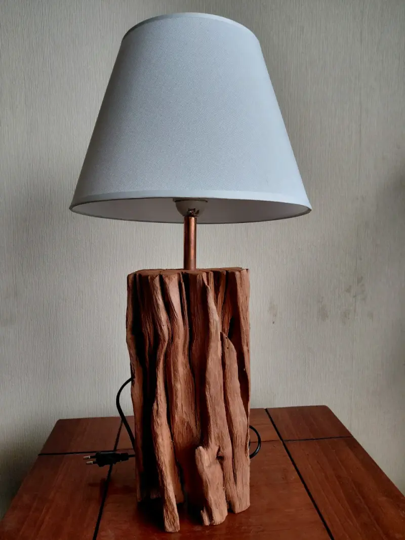 Lámpara de mesa rústica con base de madera - 3