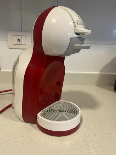 Cafetera Dolce Gusto roja y blanca - miniatura 1