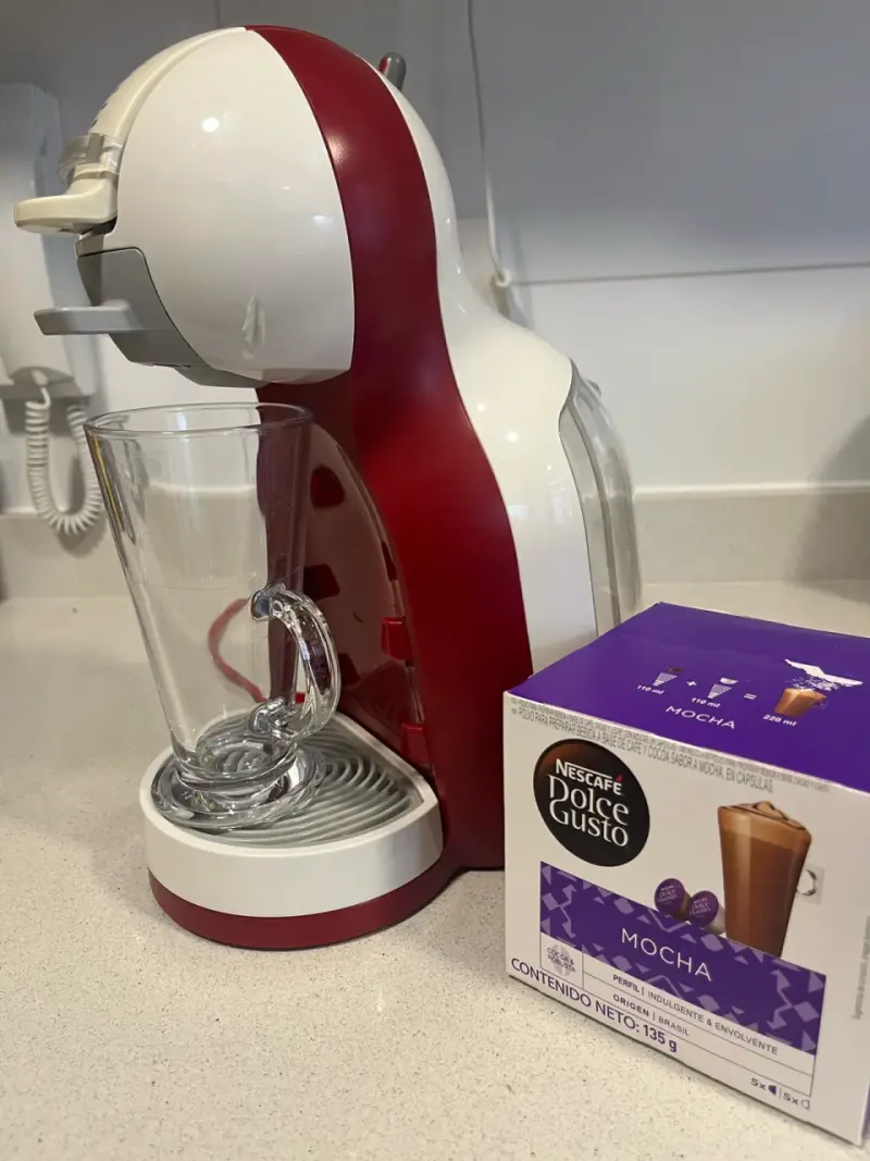 Cafetera Dolce Gusto roja y blanca - 5