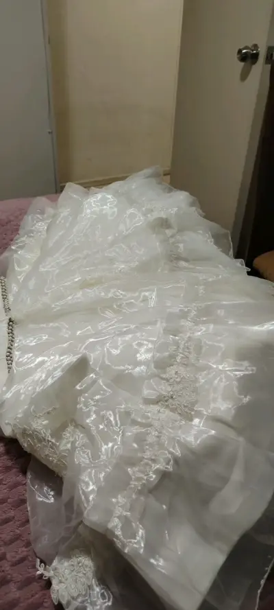 Vestido de Novia Blanco con Encaje y Detalles Elegantes - miniatura 3