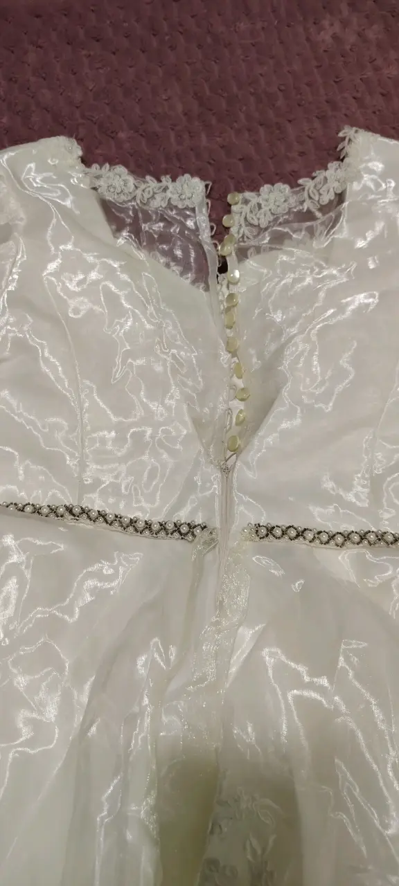 Vestido de Novia Blanco con Encaje y Detalles Elegantes - 4