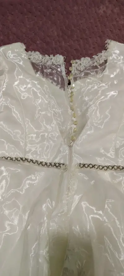 Vestido de Novia Blanco con Encaje y Detalles Elegantes - miniatura 4