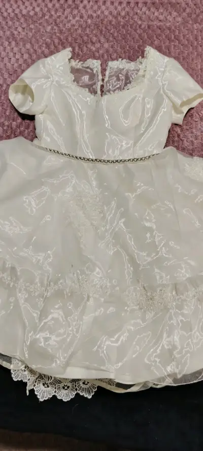 Vestido de Novia Blanco con Encaje y Detalles Elegantes - miniatura 5