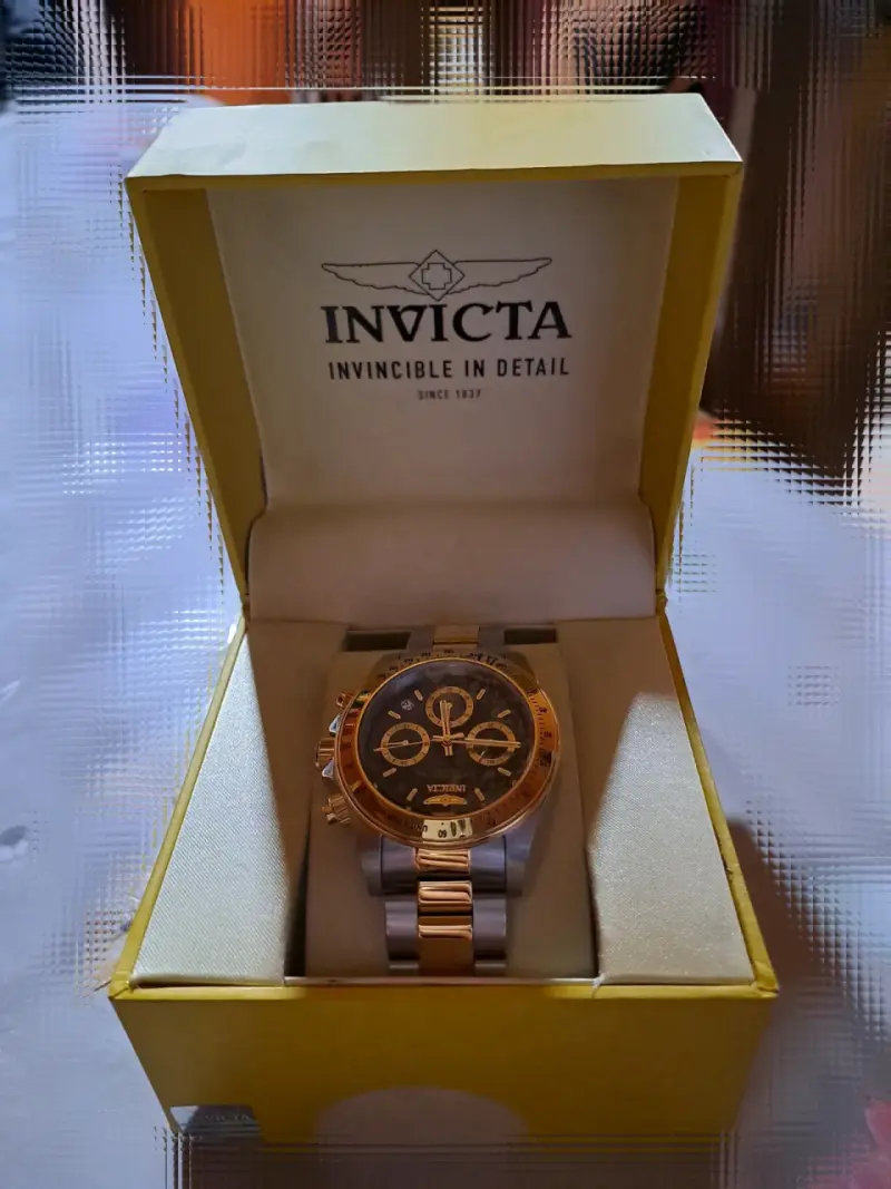 Reloj Invicta dorado y plateado con cronógrafo - 1