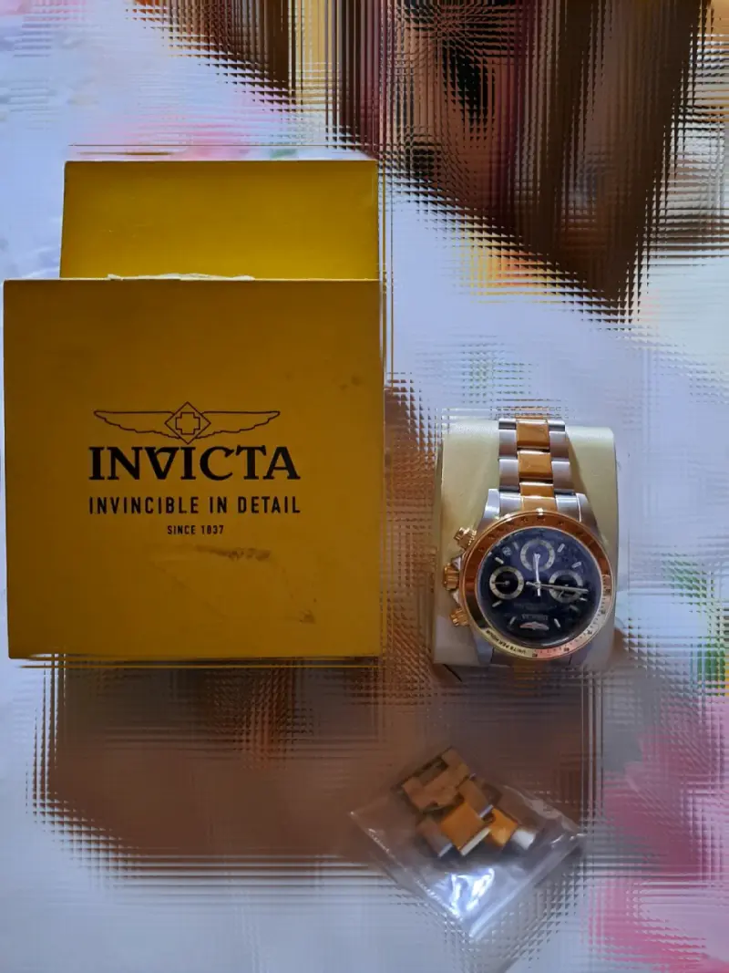 Reloj Invicta dorado y plateado con cronógrafo - 2