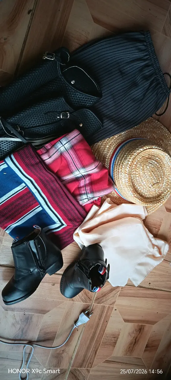 Conjunto de ropa tradicional chilena con sombrero y botas - 1