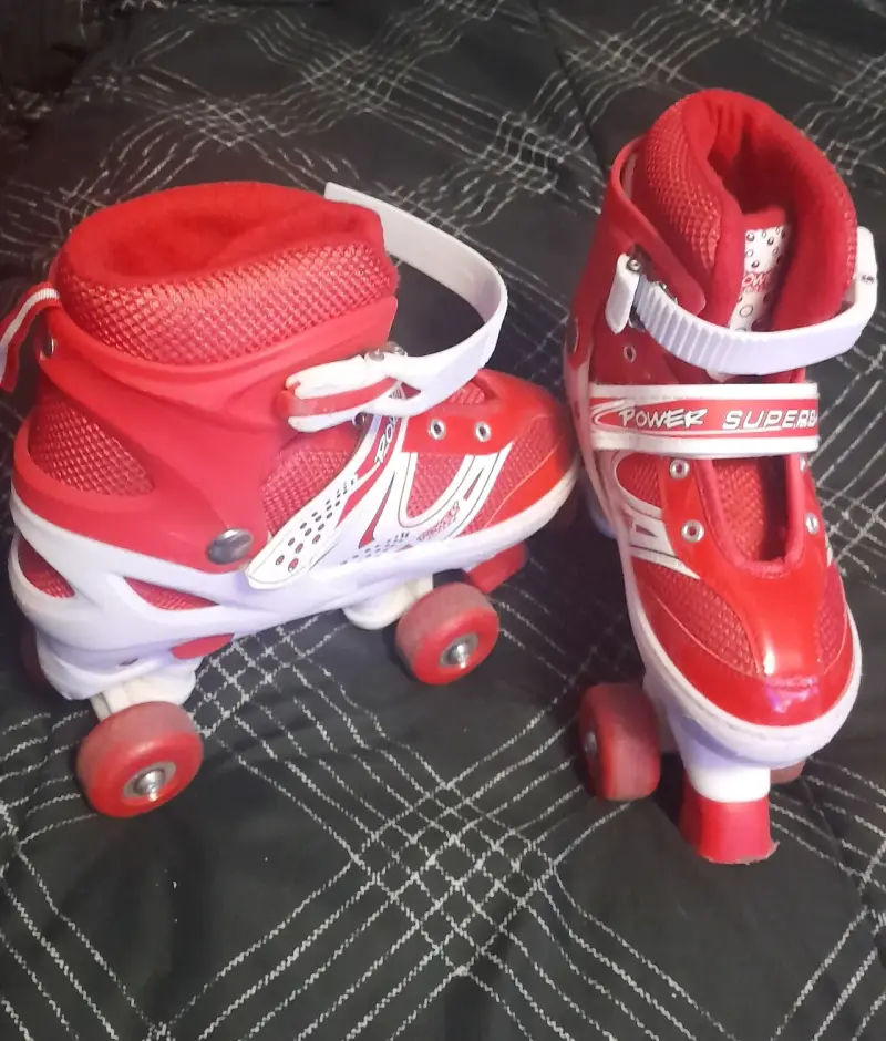 Patines de cuatro ruedas para niños con protecciones - 1