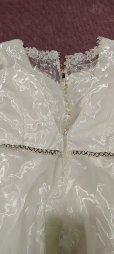 Vestido de novia blanco con encaje y pedrería - miniatura 4