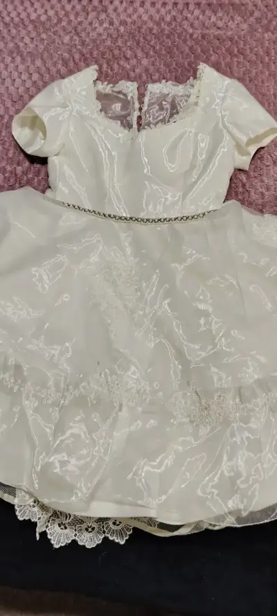 Vestido de novia blanco con encaje y pedrería - miniatura 5