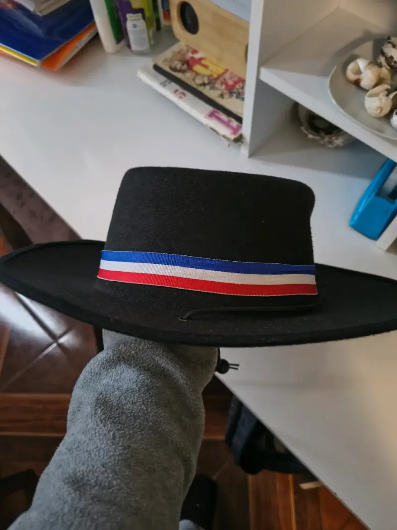 Sombrero huaso chileno con cinta tricolor