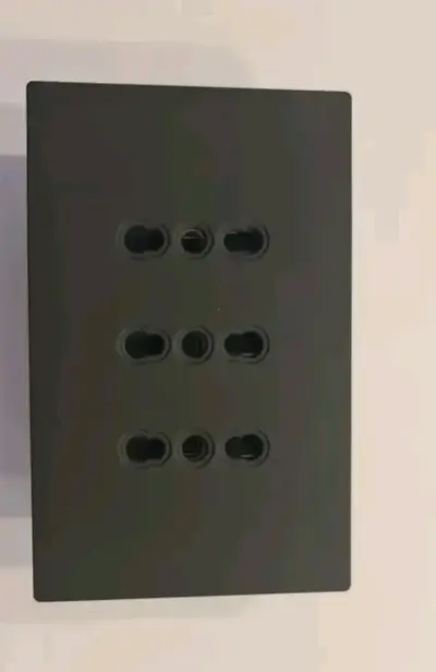 Placa de enchufe múltiple negra moderna - miniatura 1