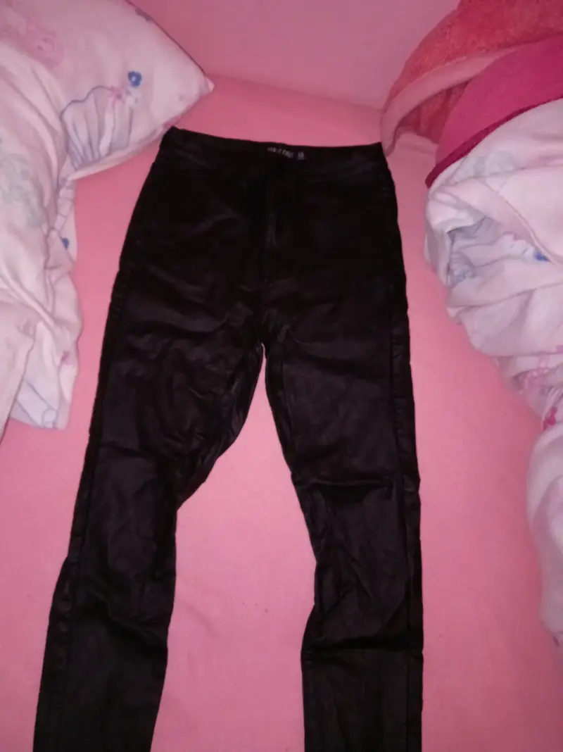 Pantalones negros de cuero sintético para mujer - 1
