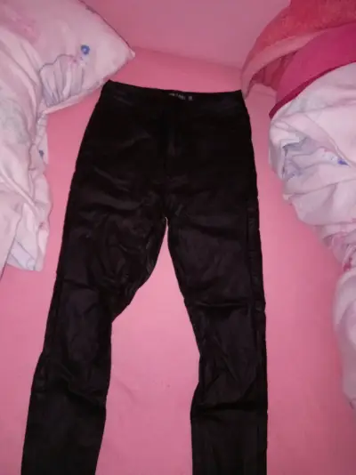 Pantalones negros de cuero sintético para mujer - miniatura 1