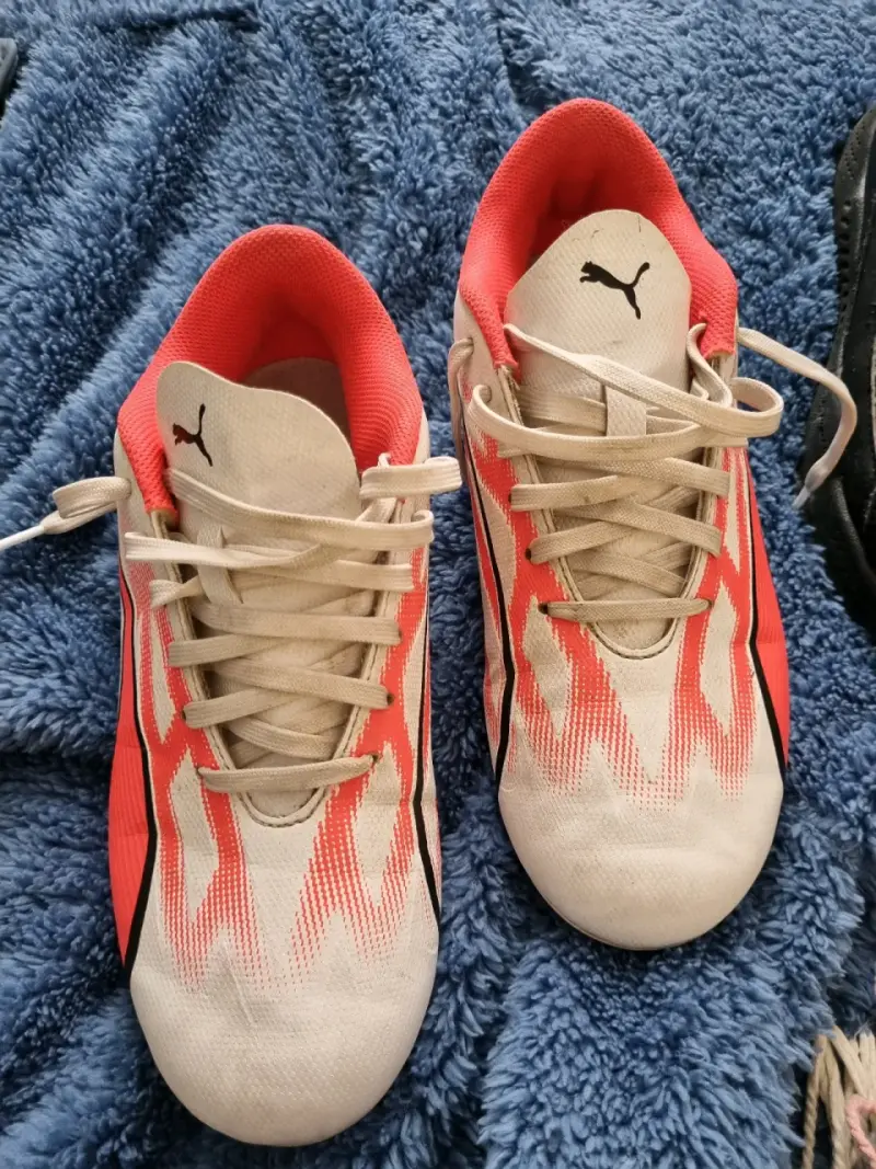 Zapatillas de fútbol Puma blancas y rojas - 1