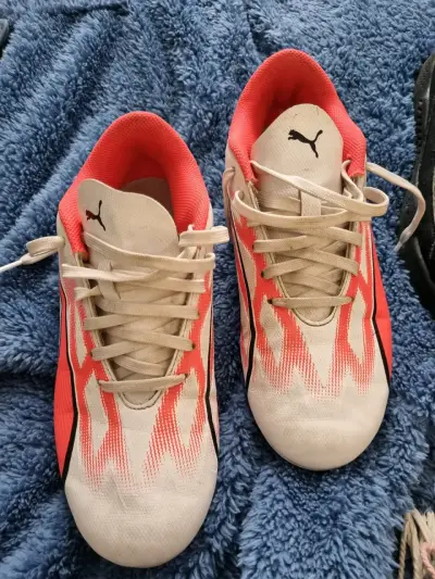 Zapatillas de fútbol Puma blancas y rojas - miniatura 1