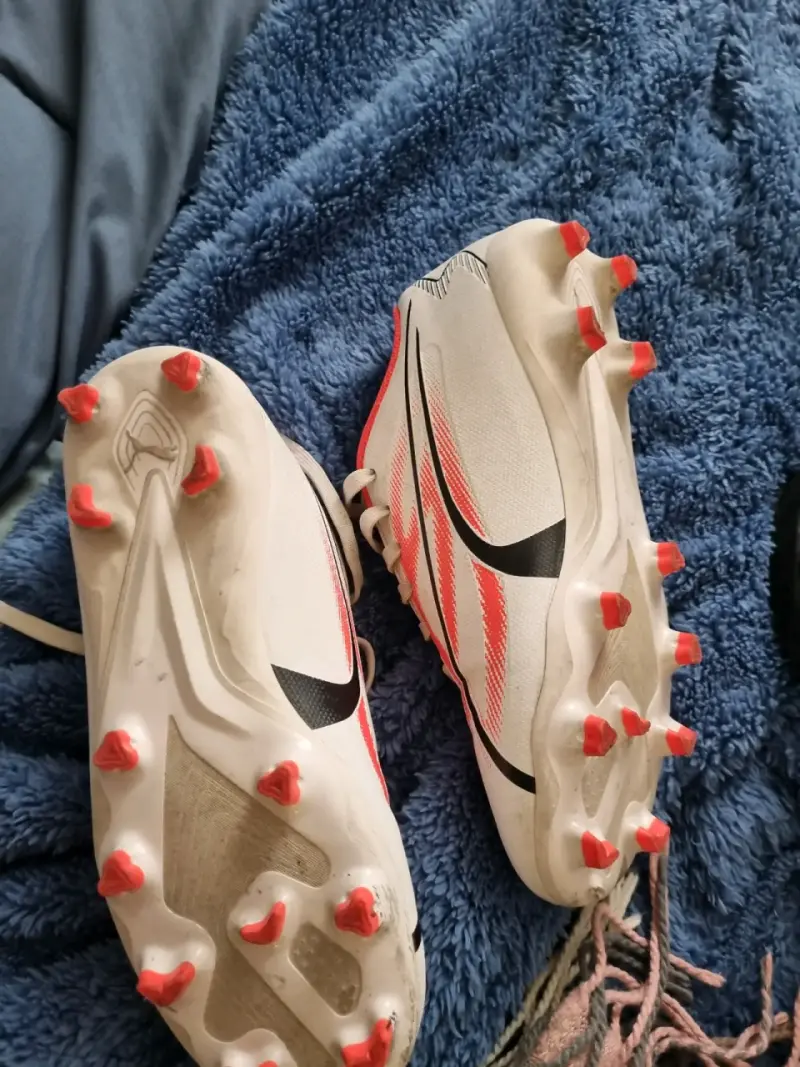 Zapatillas de fútbol Puma blancas y rojas - 2