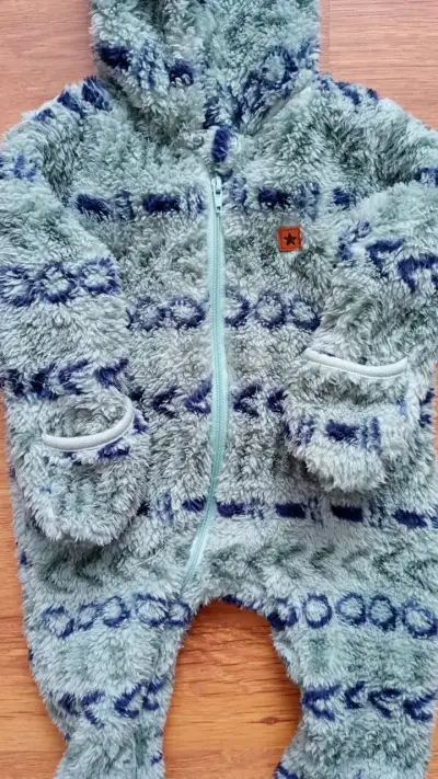 Enterito de bebé peludo con capucha - miniatura 3