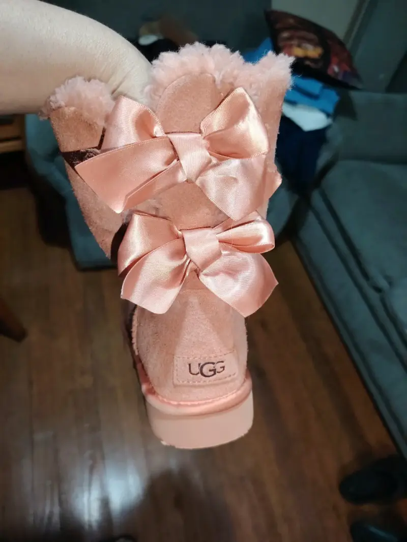 Botas UGG rosadas con lazo decorativo - 4