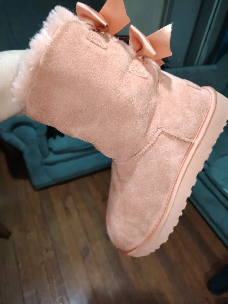 Botas UGG rosadas con lazo decorativo - 5