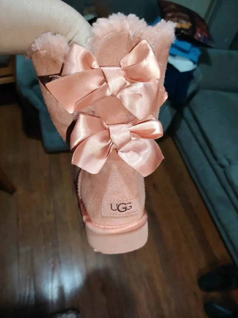 Botas UGG rosadas con lazo decorativo - 6
