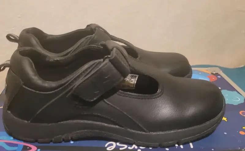 Zapatos escolares negros con velcro