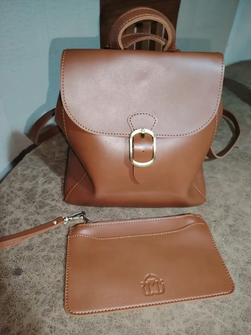 Mochila de cuero vegano marrón con monedero - 3