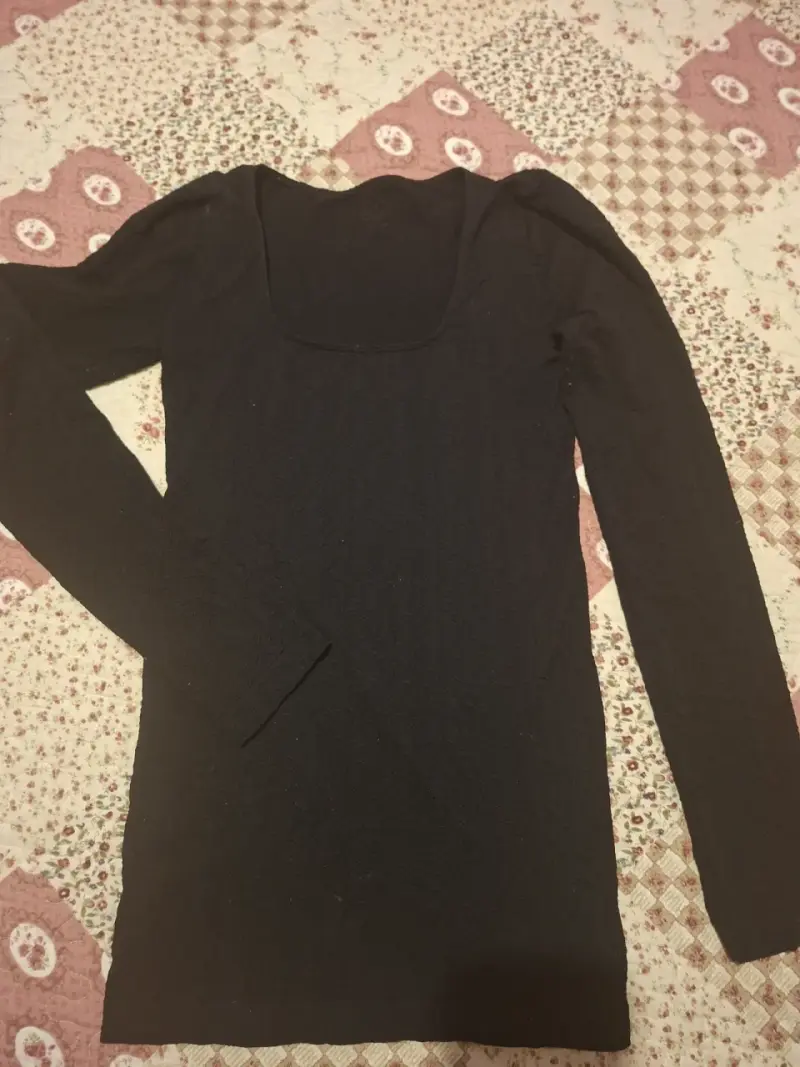 Polera negra de manga larga para mujer