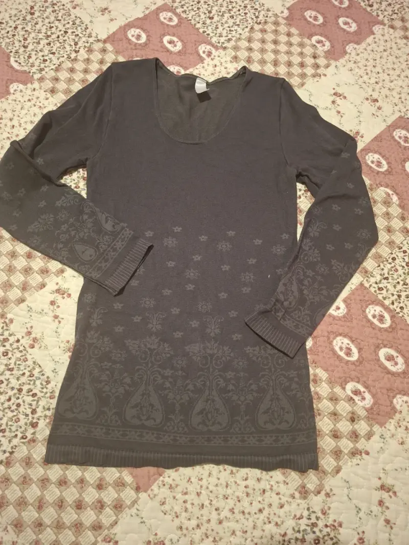 Polera manga larga gris con diseño floral