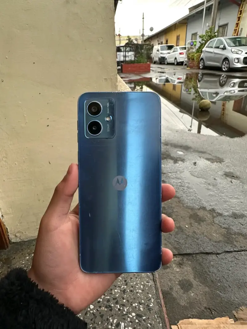 Smartphone Motorola azul con cámara dual - 1