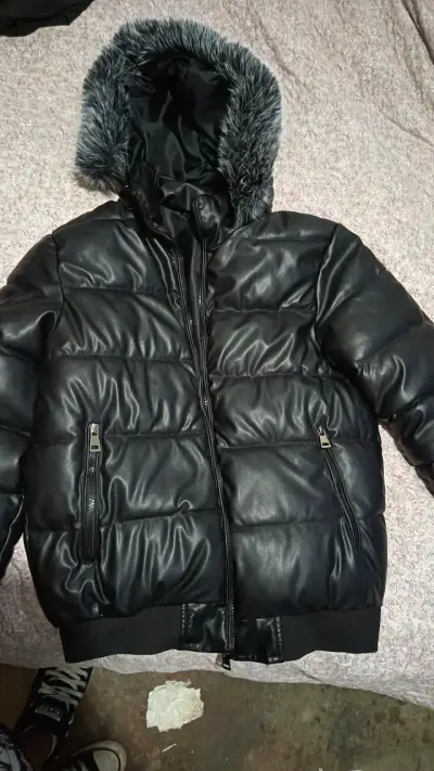 Chaqueta acolchada negra con capucha de piel sinté - miniatura 1