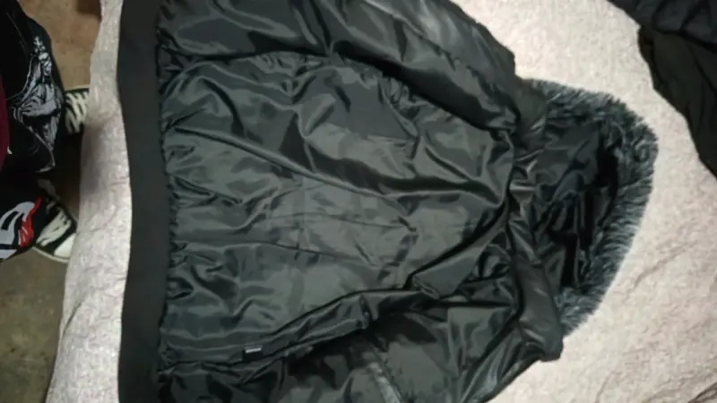 Chaqueta acolchada negra con capucha de piel sinté - 2