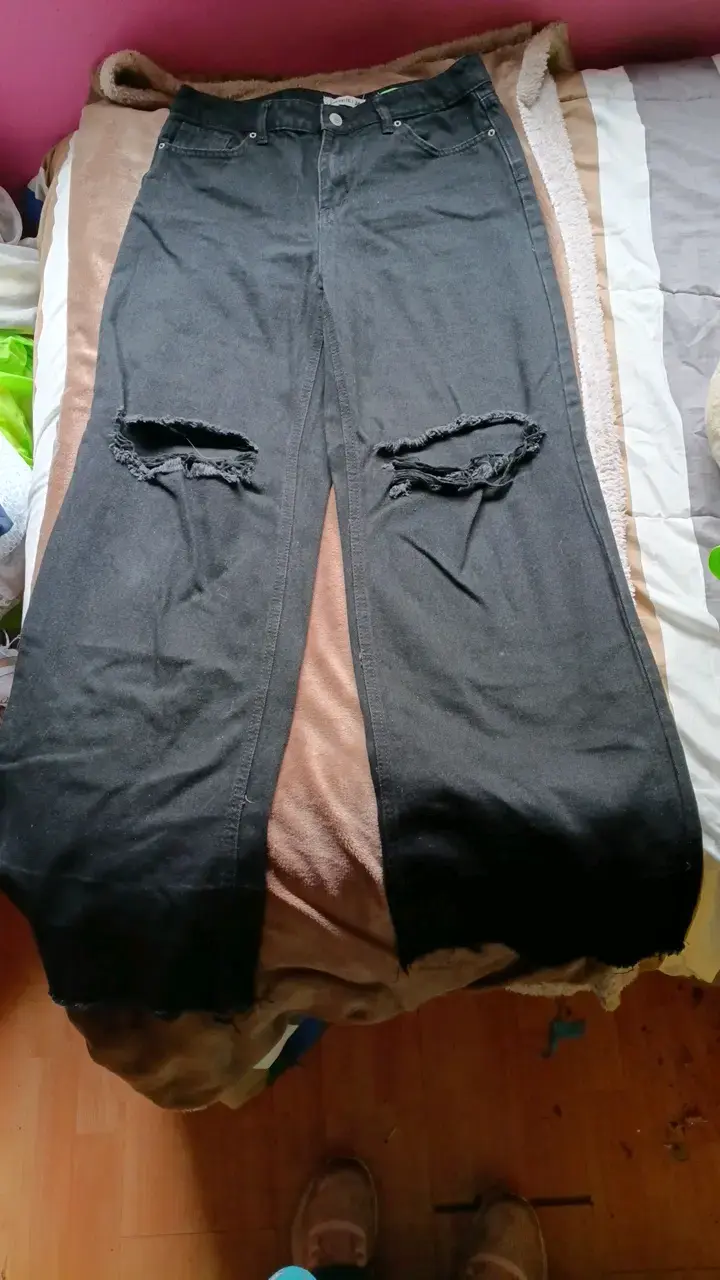 Jeans negros rasgados para mujer - 1