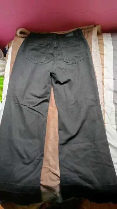 Jeans negros rasgados para mujer - miniatura 2
