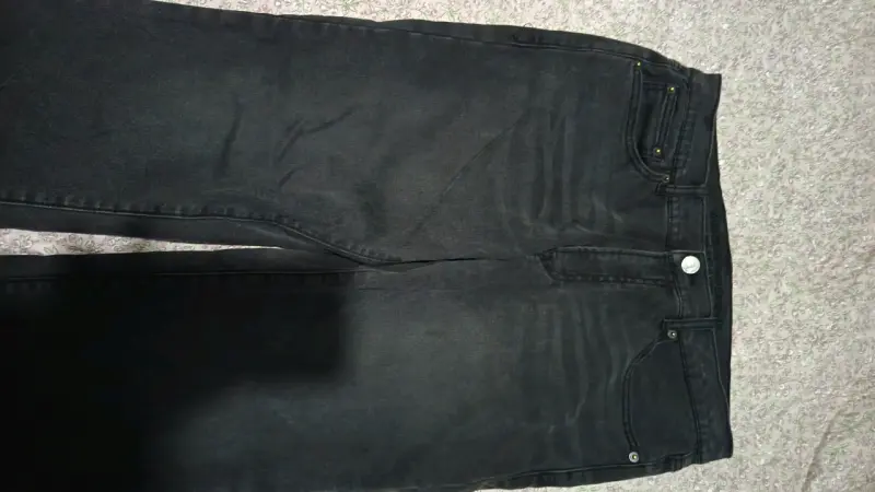 Jeans negros de mezclilla para hombre - 1