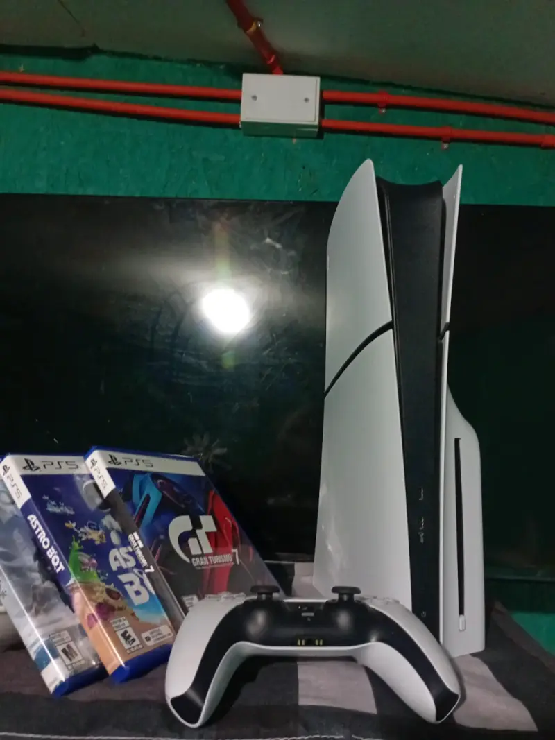 Consola PS5 con 3 juegos y 2 control - 1