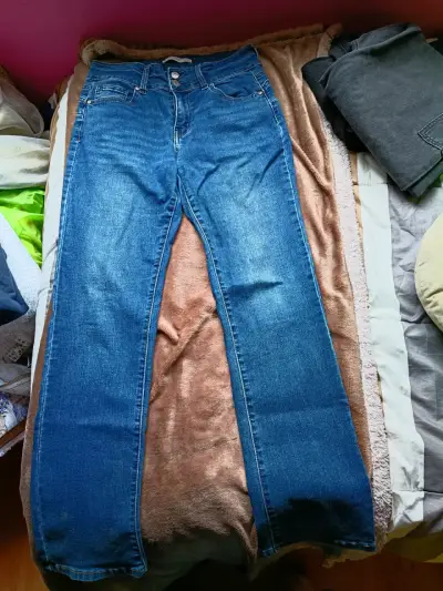 Jeans azul clásico para mujer - miniatura 2