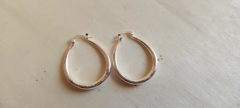 Aros de plata en forma de lágrima