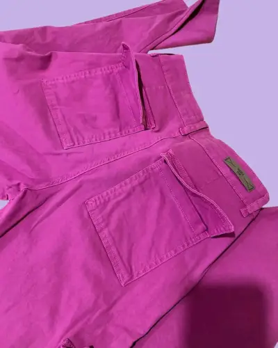 Pantalones fucsia estilo cargo para mujer - miniatura 2