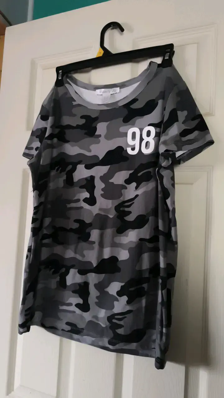 Polera camuflada gris