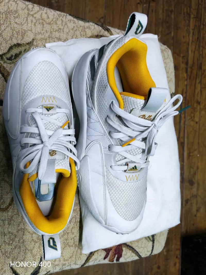 Zapatillas deportivas blancas con detalles amarillos - 1