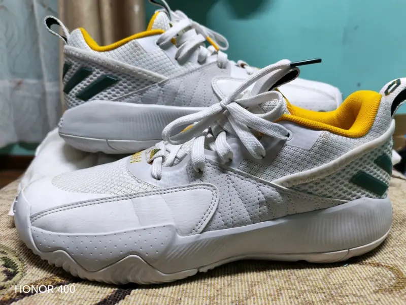 Zapatillas deportivas blancas con detalles amarillos - 2