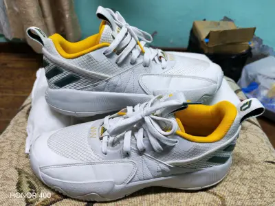 Zapatillas deportivas blancas con detalles amarillos - miniatura 3