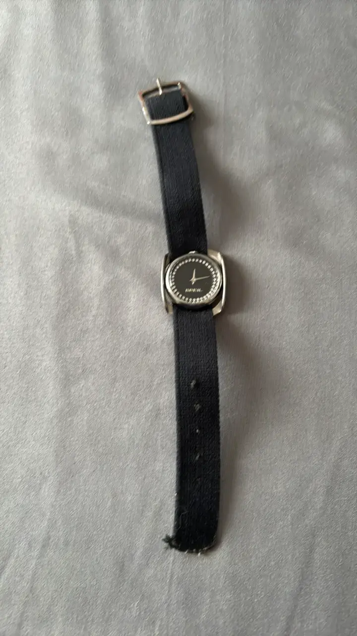 Reloj de pulsera clásico con correa negra - 1