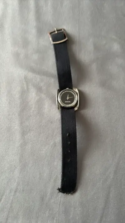 Reloj de pulsera clásico con correa negra - miniatura 1